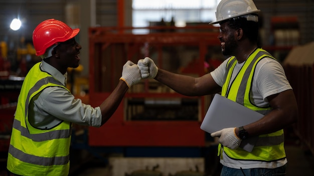 Homme de l'industrie Fist Bumping Partner Industry Business Trust Travail d'équipe dans l'industrie lourde Manufacturing Factory concept Trust Partner Teamwork