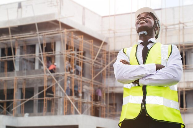 Homme Ingénieur Architectes Africains En Vêtements De Protection Et Casque  Travaillant Près Du Chantier De Construction