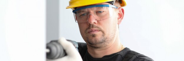 Photo homme ingénieur au visage sérieux