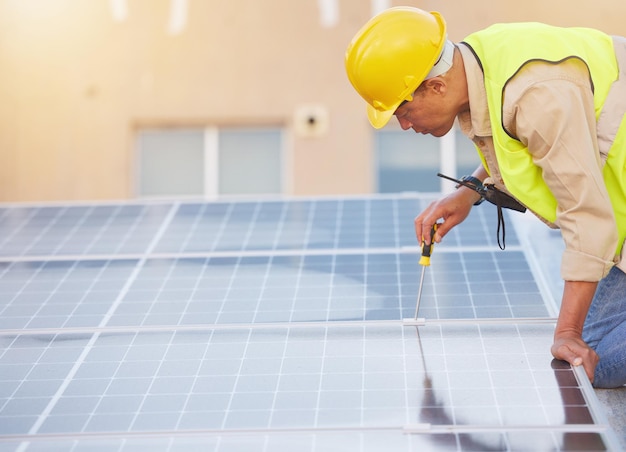 Homme ingénieur ou panneaux solaires pour l'entretien de l'énergie propre pour la construction ou la durabilité Électricien technicien masculin ou installation pour l'innovation agricole alternative ou respectueuse de l'environnement