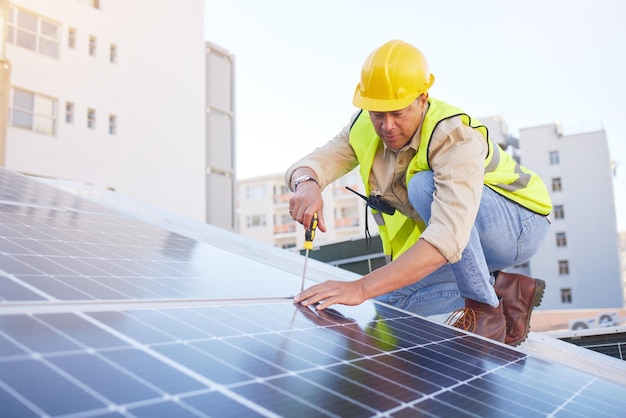 Homme ingénieur ou panneaux solaires pour l'entretien de l'énergie propre pour la construction ou la durabilité Électricien technicien masculin ou installation pour l'innovation agricole alternative ou respectueuse de l'environnement