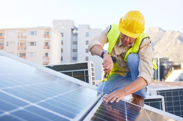 Homme ingénieur ou panneaux solaires pour l'entretien de l'énergie propre pour la construction ou la durabilité Électricien technicien masculin ou installation pour l'innovation agricole alternative ou respectueuse de l'environnement