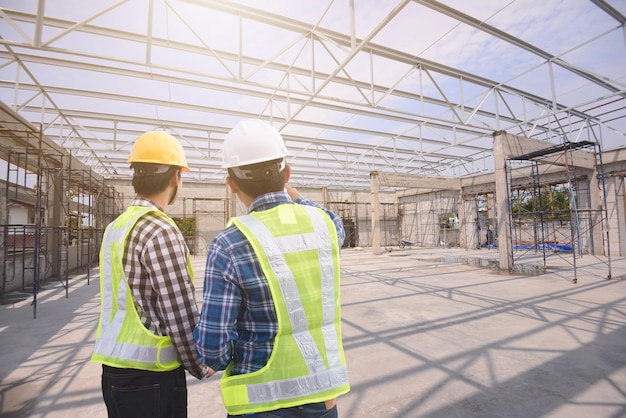 Homme ingénieur parlant avec le travailleur à l&#39;intérieur d&#39;un chantier de construction.