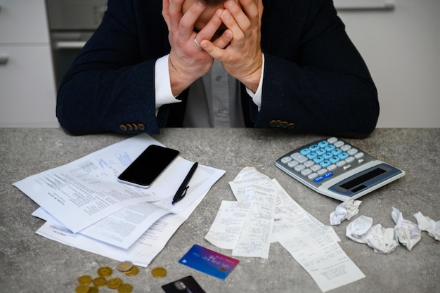 Homme inquiet calculant le budget et les finances
