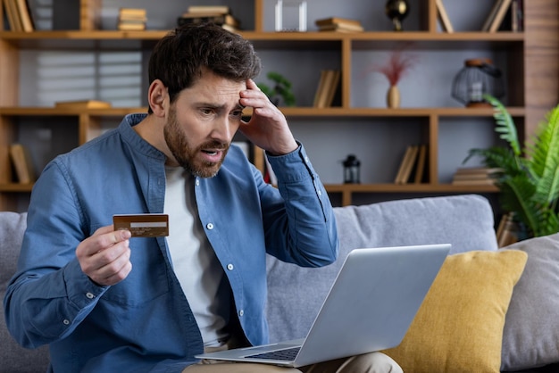 Un homme inquiet avec une carte de crédit subit une fraude en ligne