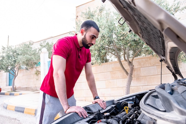 Homme inquiet à cause de son vieux problème de voiture à essence