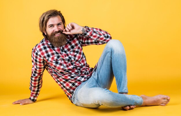 Homme insouciant et pieds nus portant une chemise à carreaux salon de coiffure de mode masculine décontractée