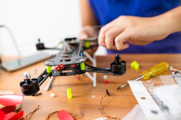 Homme installant le drone volant