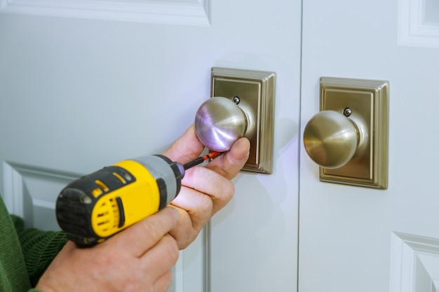 L'homme installe la poignée des portes