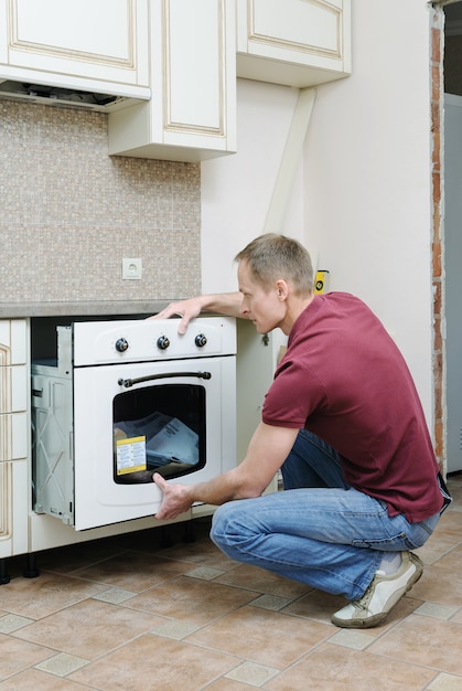 Homme, installer des meubles de cuisine