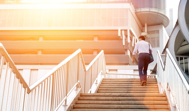 homme intelligent marche à l&#39;immeuble de bureaux