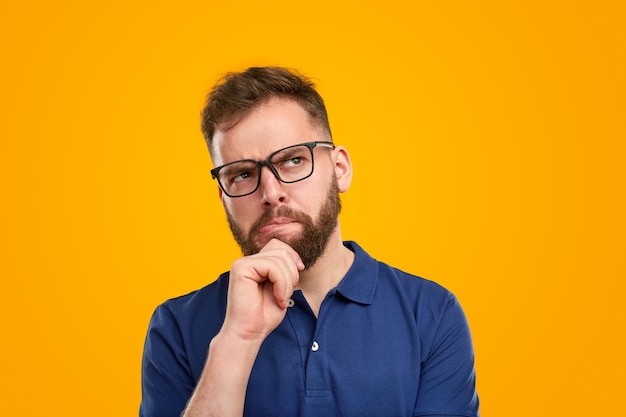 Homme intelligent réfléchi frottant le menton