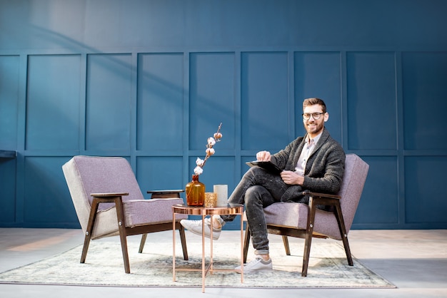 Homme à l'intérieur du bureau de luxe