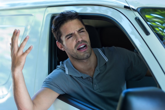 Homme irrité faisant des gestes