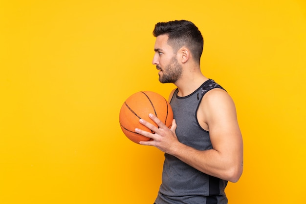 Homme, isolé, jaune, mur, jouer, basket-ball