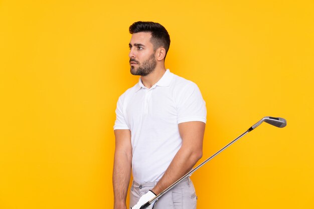 Homme, isolé, jaune, mur, jouer, golf