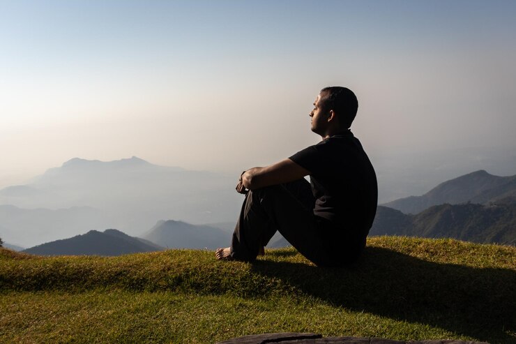 Photo un homme isolé regardant le lever du soleil. l'image montre l'amour de l'homme pour la nature.