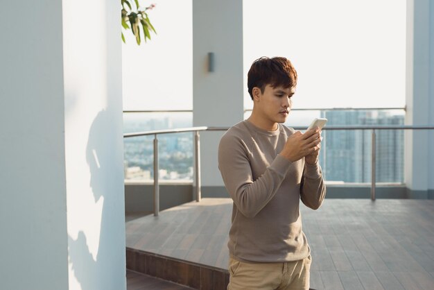 Un homme isolé et utilisant un téléphone