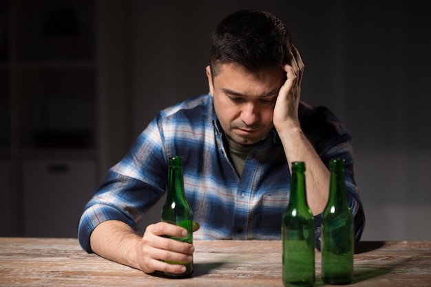 homme ivre, boire de l'alcool à table la nuit