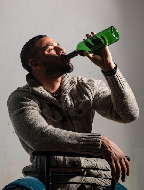 Photo homme ivre buvant du vin homme déprimé avec une bouteille d'alcool abus dans le problème de la dépendance et de l'alcoolisme