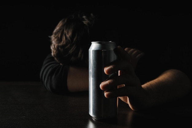 Un homme ivre dort sur une table et un pot de bière Concept d'alcoolisme