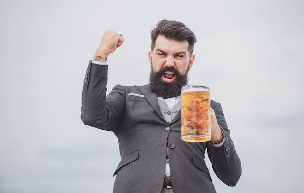 Homme ivre excité avec un verre de bière Émotions d'expression