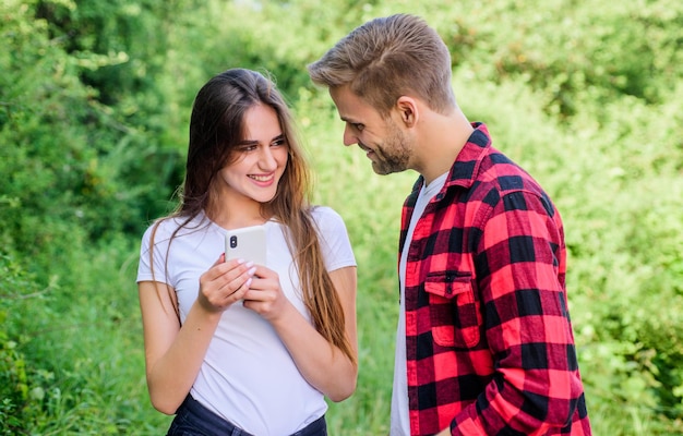 Homme jaloux petite amie messagerie en ligne Femme utilise un téléphone mobile Accro au mobile Réseaux sociaux Surfer sur internet Acheter en ligne Dépendance à Internet Gars et fille nature smartphone Elle toujours en ligne