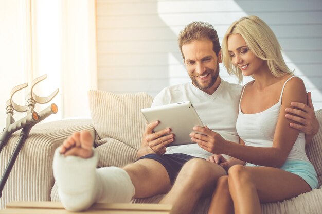 Homme avec une jambe cassée et sa femme