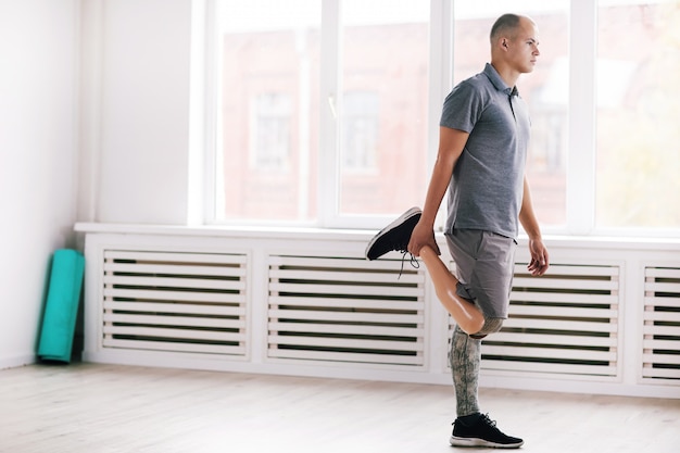 Homme avec jambe de prothèse faisant des exercices