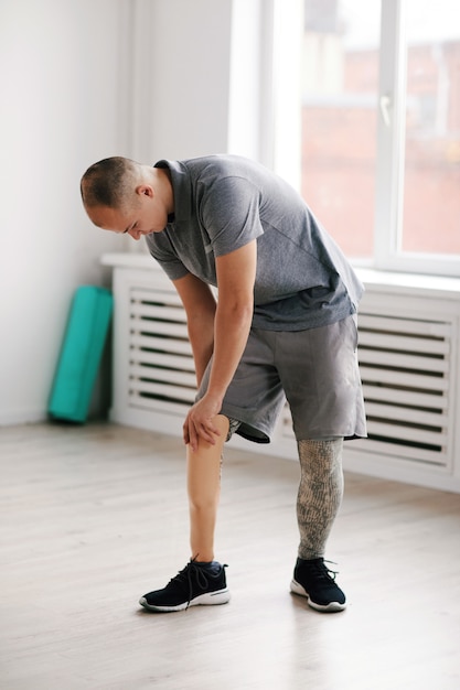 Homme avec jambe de prothèse