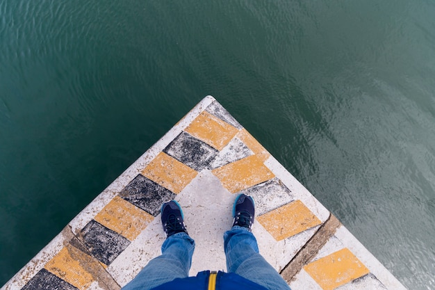 Homme, jambes, coin, docks