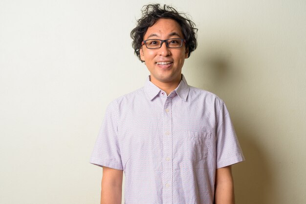 Homme japonais aux cheveux bouclés à l'intérieur