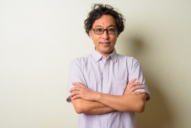 Homme japonais aux cheveux bouclés à l'intérieur