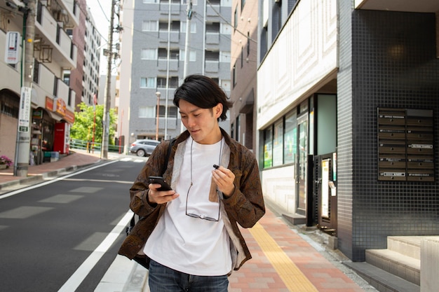 Photo homme japonais marchant dehors