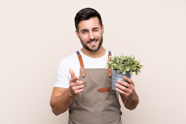 Homme jardinier avec barbe