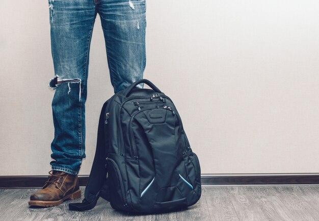 Homme en jeans avec sac à dos