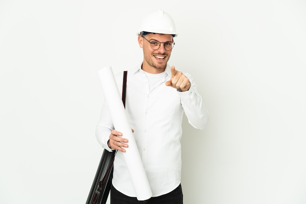 Homme jeune architecte avec casque et tenant des plans isolés