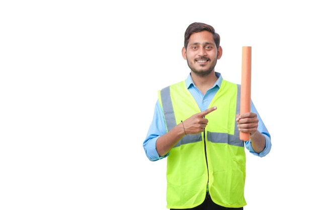 Homme jeune architecte avec casque et tenant des plans à la main. sur fond blanc.