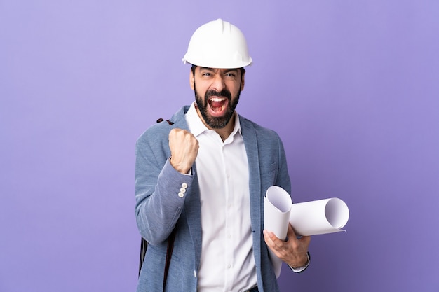 Homme jeune architecte avec casque