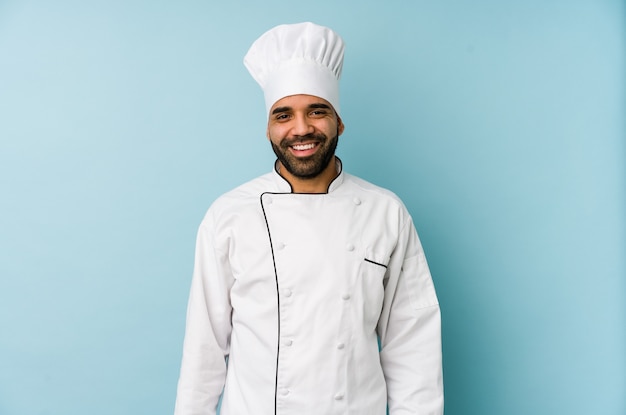 Homme jeune chef latin isolé heureux, souriant et gai.