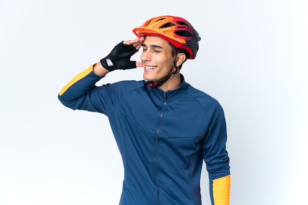 Homme jeune cycliste isolé sur fond souriant beaucoup