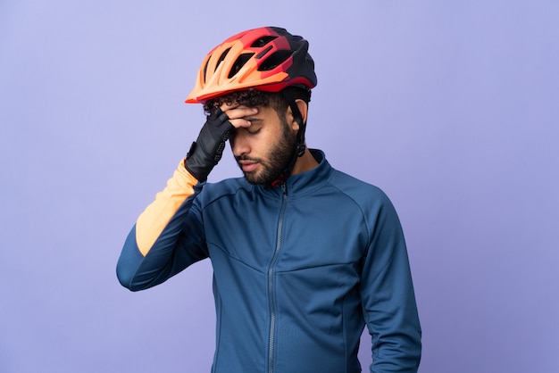 Homme jeune cycliste marocain isolé sur fond violet a réalisé quelque chose et a l'intention de la solution