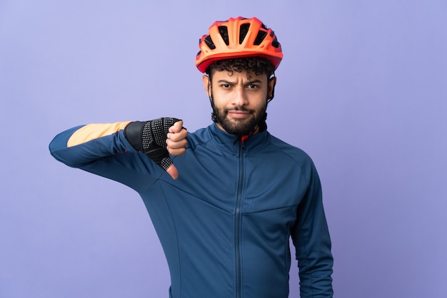 Homme jeune cycliste marocain isolé