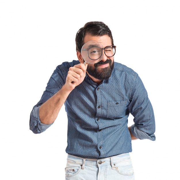 Homme jeune hipster avec loupe