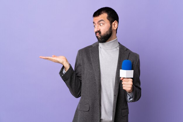 Homme jeune journaliste sur mur isolé