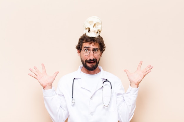 Homme jeune médecin avec un crâne sur la tête