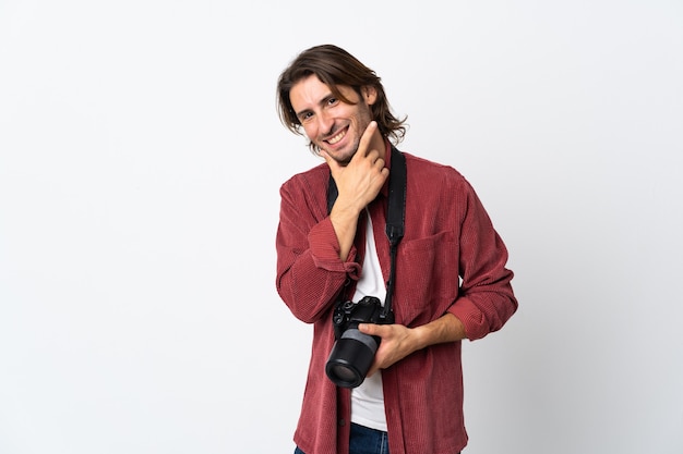 Homme jeune photographe isolé sur fond blanc heureux et souriant