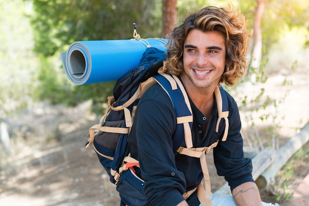 Homme jeune randonneur caucasien passer leurs vacances en camping