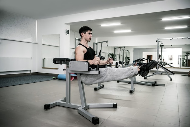 Homme jeune et sportif en salle de sport