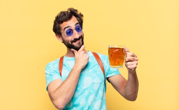 Homme jeune voyageur fou pensant expression et tenant une bière